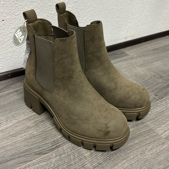 Mia Women's Ivy Chelsea Lug Sole Booties - Picture 2 of 6